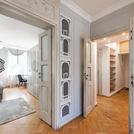 Premium Artdeco Boutique By Bookinghost *